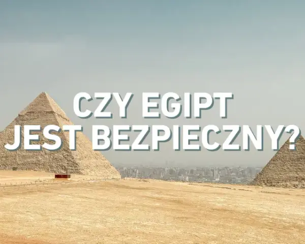 Piramidy w Gizie na tle miasta. Napis: "Czy w Egipcie jest teraz bezpiecznie?".