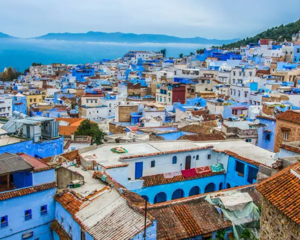 Niebieskie miasto Maroko, Chefchaouen, wznosi się na wzgórzu, tworząc malowniczy krajobraz.