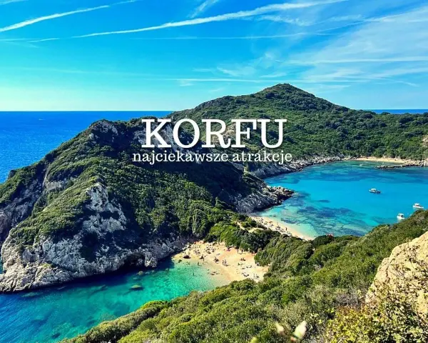 Widok na zatokę z krystalicznie czystą wodą i plażą. Idealne miejsce, by odkryć, co zobaczyć na Korfu.
