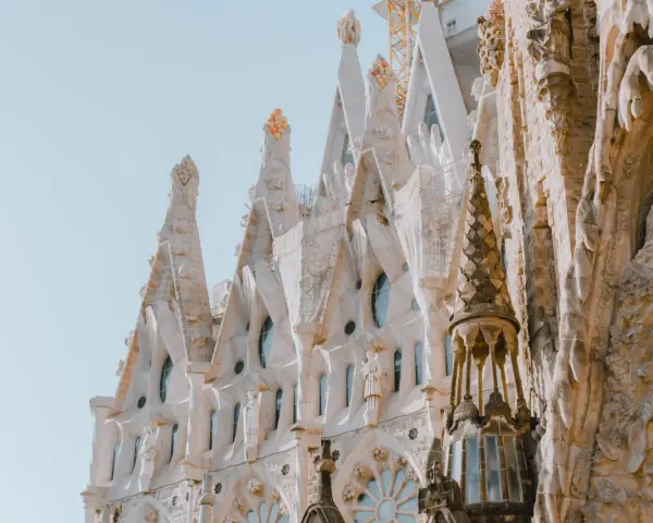 Niesamowity weekend w Barcelonie! Widok na fasadę Sagrada Familia, z jej unikalnymi detalami i wieżami wznoszącymi się ku niebu.