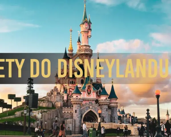 Zamek w Disneylandzie, ludzie spacerują, a nad nimi napis "Bilety do Disneylandu". Dowiedz się, ile kosztuje bilet do Disneylandu.