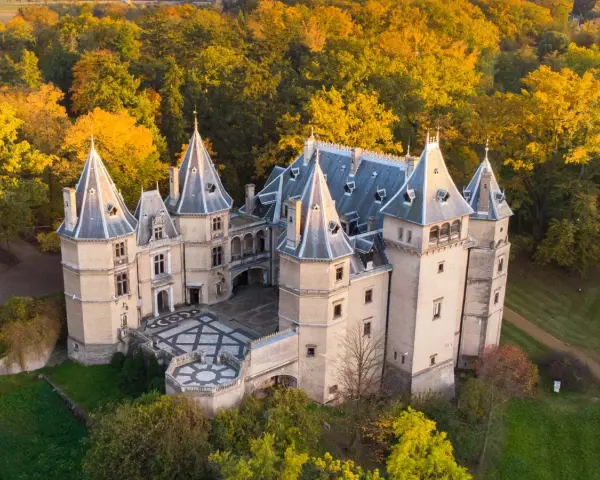 Piękny zamek w otoczeniu jesiennych drzew. Jedno z wielu wspaniałych zamków w Polsce, które zachwycają architekturą i historią.