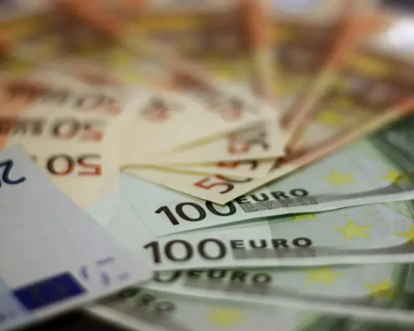 Euro banknoty, 20, 50 i 100 euro, gotowe na wakacje na Teneryfie. Teneryfa waluta to euro.