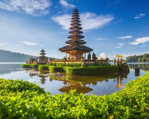 Piękna świątynia Pura Ulun Danu Bratan na Bali, idealne miejsce na wakacje. Warto rozważyć bali szczepienia przed podróżą.