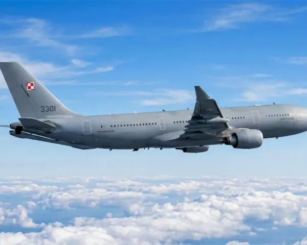 Szary samolot Airbus A330-300 z numerem 3301 i polską szachownicą na ogonie leci nad chmurami.