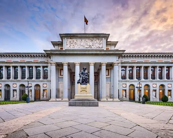 Przed imponującym muzeum w Madrycie, na placu z kamienną nawierzchnią, stoi pomnik artysty.