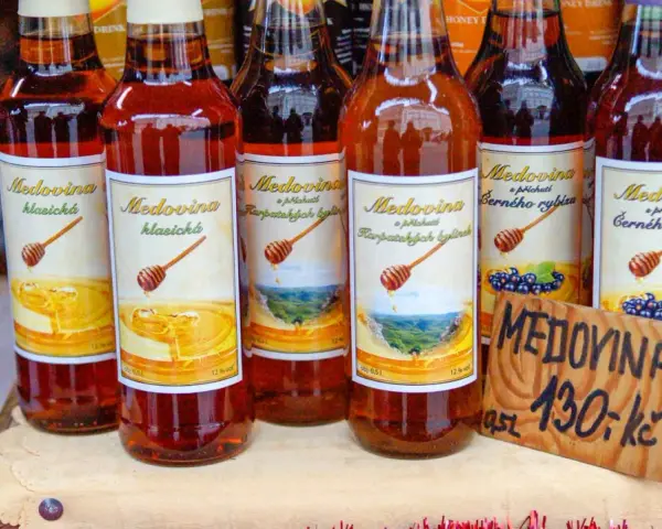Butelki miodu pitnego (medoviny) - klasyczna, z czarnej porzeczki, z karpackich ziół. Warto kupić w Czechach!