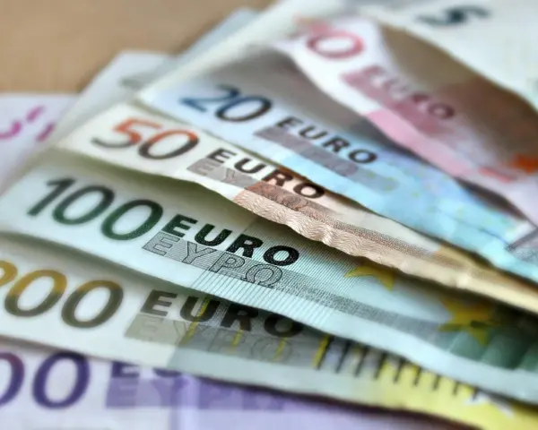 Banknoty euro: 50, 100, 200, 500. Idealne na wakacje w Chorwacji.