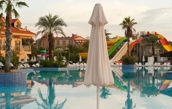 Czy biuro podróży może zmienić hotel? Poznaj swoje prawa i opcje