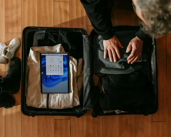 Pakowanie lot bagaż podręczny: tablet z systemem Windows, ubrania, buty.