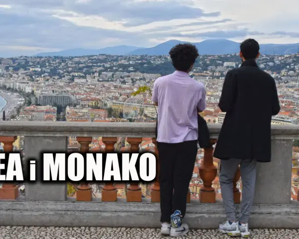 Dwóch przyjaciół podziwia panoramę Nicei, największego miasta na Lazurowym Wybrzeżu, z widokiem na morze i góry.