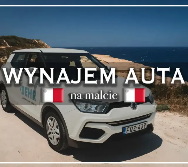 Biały samochód z napisem "Wynajem auta na Malcie" stoi na tle morza. Idealny do zwiedzania wyspy.