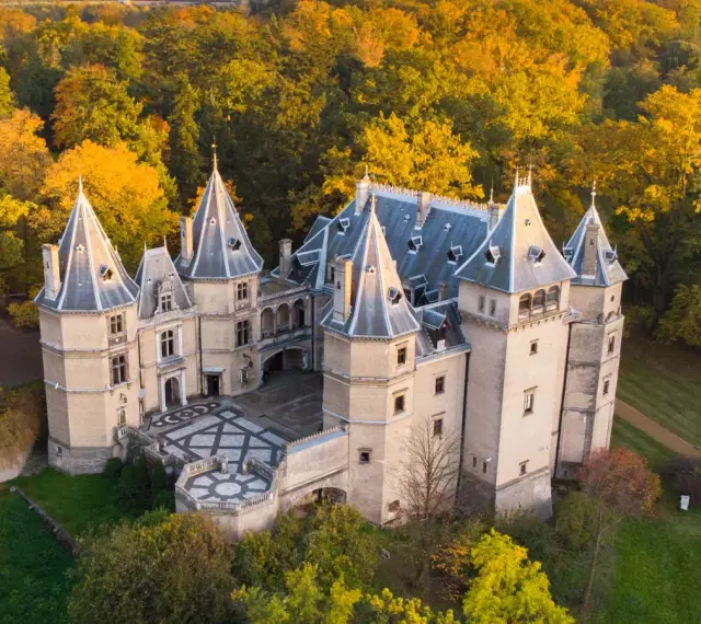 Piękny zamek w otoczeniu jesiennych drzew. Jedno z wielu wspaniałych zamków w Polsce, które zachwycają architekturą i historią.
