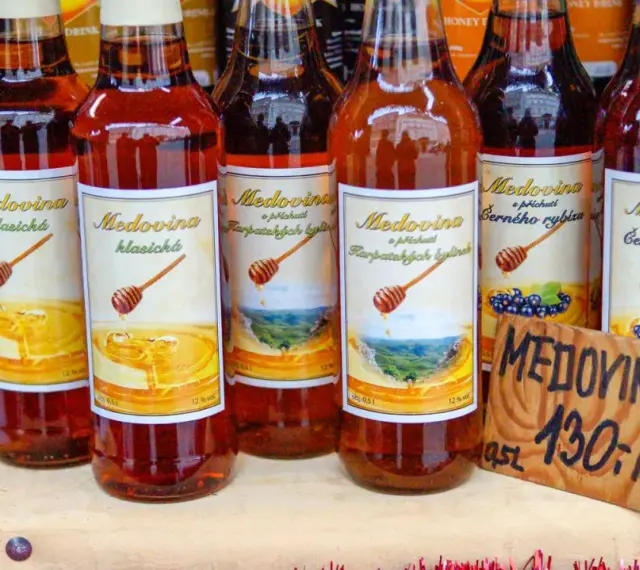 Butelki miodu pitnego (medoviny) - klasyczna, z czarnej porzeczki, z karpackich ziół. Warto kupić w Czechach!