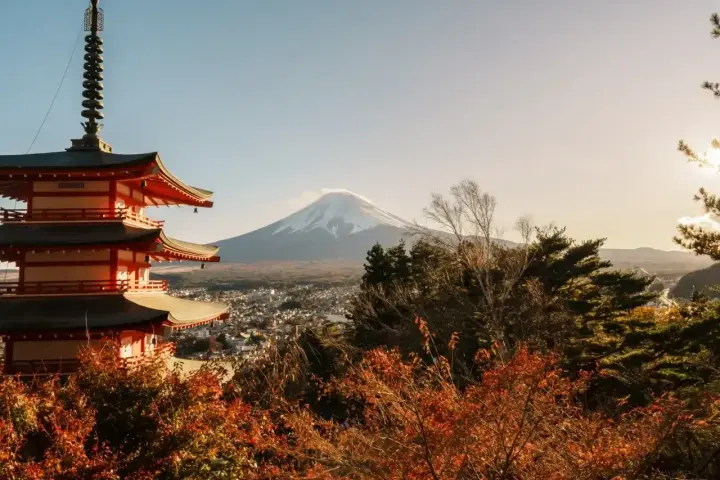 Piękna pagoda i góra Fudżi. Zastanawiasz się, czy do Japonii potrzebna jest wiza? Sprawdź przed podróżą!