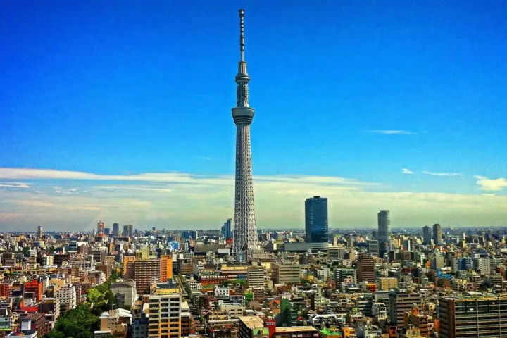 Wieżowiec Tokyo Skytree góruje nad rozległym miastem, które mogłoby uchodzić za najwieksze miasto na swiecie.