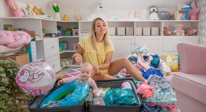 Mama z rocznym dzieckiem pakuje walizkę. Gdzie na wakacje z rocznym dzieckiem? Wszędzie tam, gdzie zabawa!