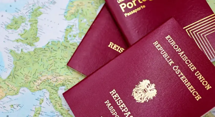 Paszporty Portugalii i Austrii leżą na mapie Europy. Planujesz podróż i zastanawiasz się, czy Bułgaria jest w Schengen?
