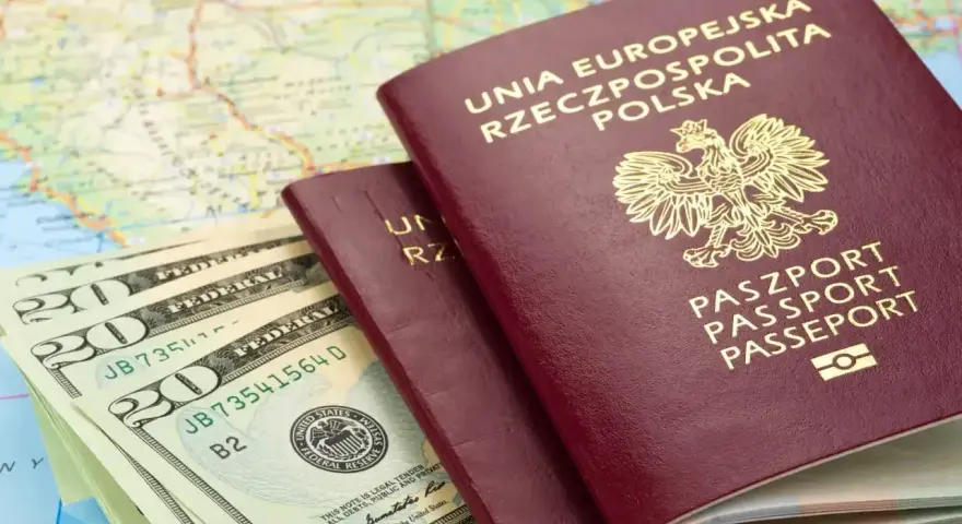 Dwa polskie paszporty i banknoty dolarowe na mapie. Planujesz podróż? Sprawdź, czy do Serbii potrzebny jest paszport.