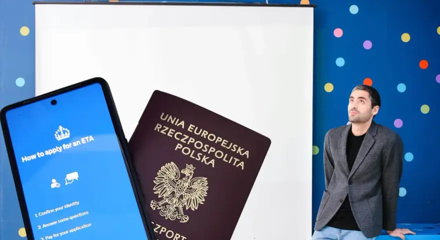 Mężczyzna zastanawia się, ile kosztuje ETA do UK. Obok polski paszport i telefon z instrukcją aplikacji.
