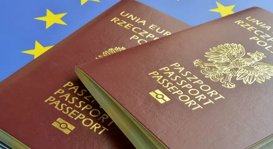 Dwa polskie paszporty na tle flagi Unii Europejskiej.