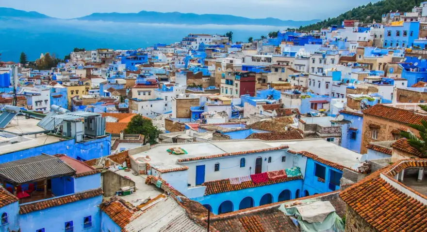 Niebieskie miasto Maroko, Chefchaouen, wznosi się na wzgórzu, tworząc malowniczy krajobraz.