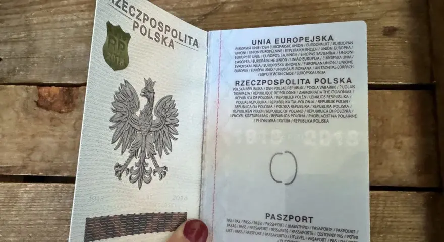 Otwarty polski paszport z godłem orła i tekstem w językach Unii Europejskiej.