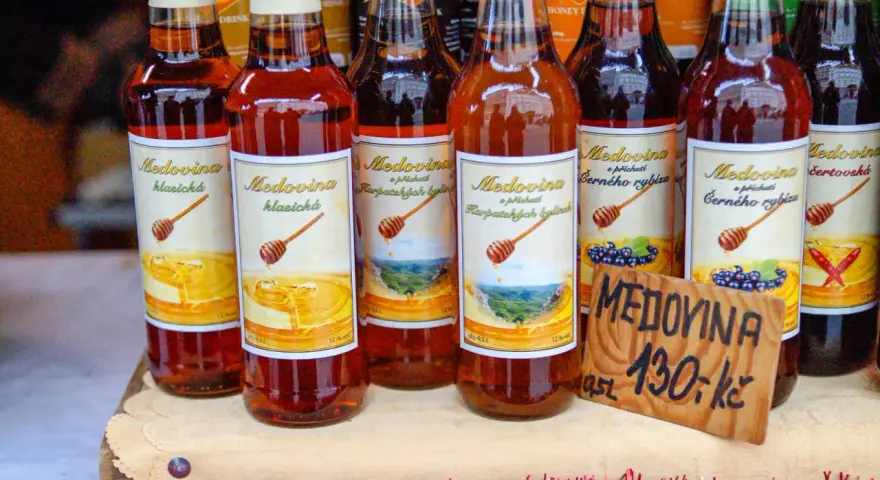 Butelki miodu pitnego (medoviny) - klasyczna, z czarnej porzeczki, z karpackich ziół. Warto kupić w Czechach!