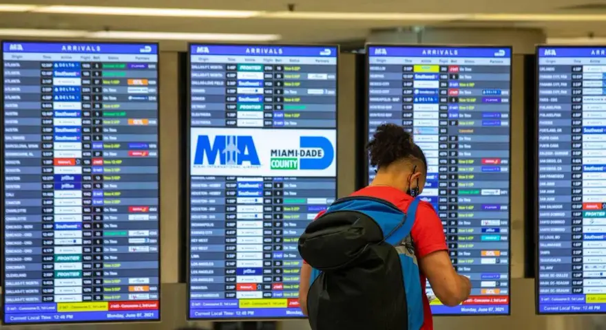 Ile trwa lot z Warszawy do Miami? Sprawdź, co wpływa na czas podróży