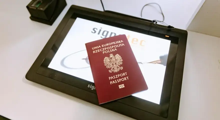 Polski paszport na ekranie tabletu. Czy do Austrii potrzebny jest paszport? Tak, jeśli nie jesteś obywatelem UE.