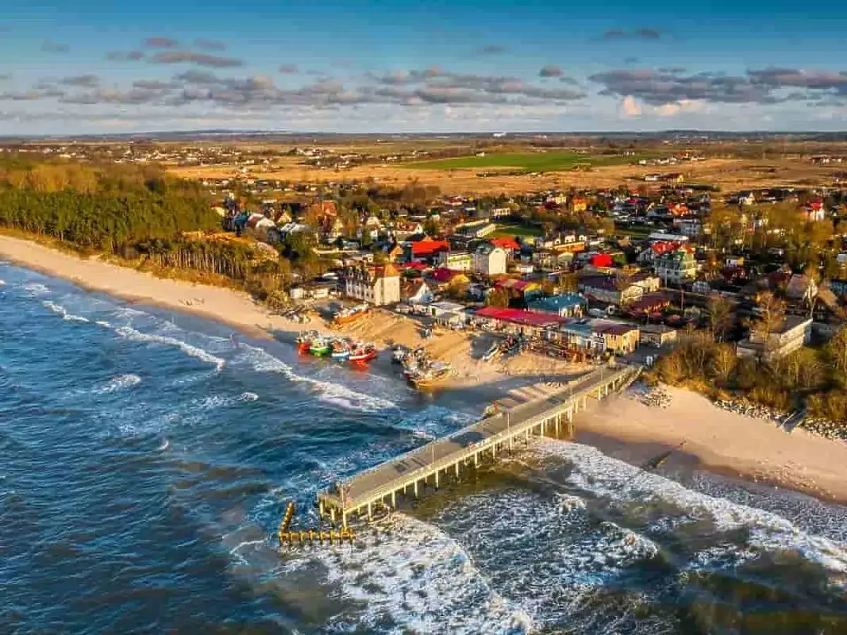 Idealne miejsce, gdzie na wakacje z rocznym dzieckiem: piaszczysta plaża, spokojne morze i urokliwe miasteczko z molo.