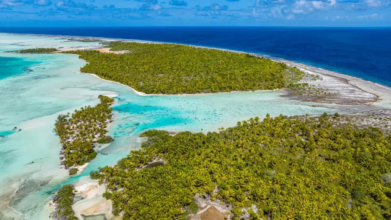 Rajskie polinezja francuska wakacje: turkusowa laguna, zielone wyspy z palmami i błękitny ocean. Idealne miejsce na relaks.