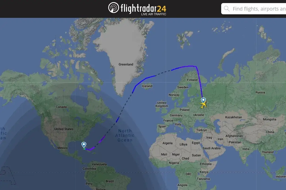 Trasa lotów na Kubę z Europy, przez Islandię i Grenlandię, widoczna na mapie Flightradar24.