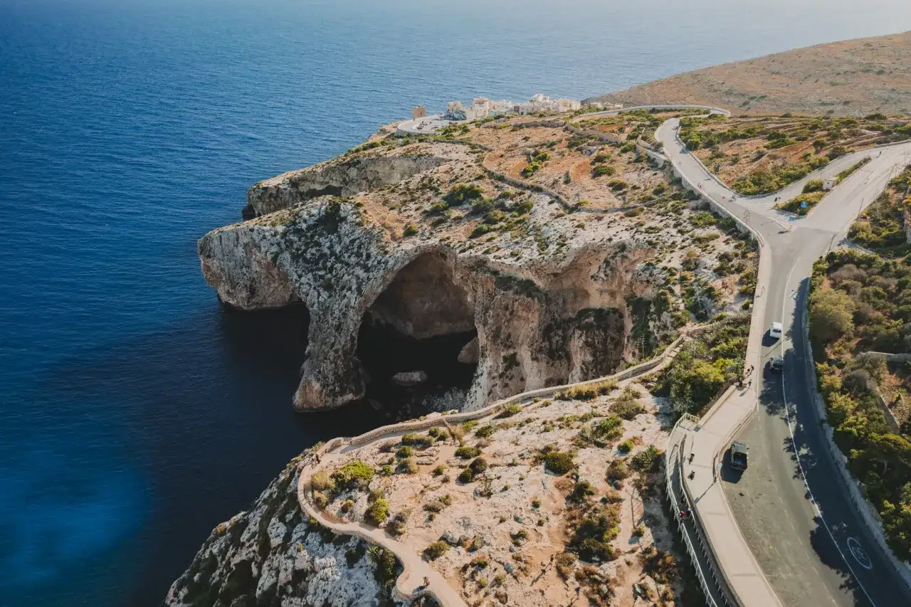 Malta: malownicze klify, jaskinie morskie i kręte drogi. Idealne miejsce na podróż z wynajem auta Malta.