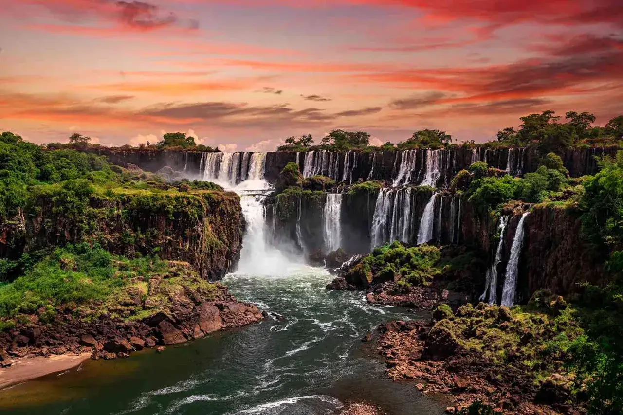 Wodospady Iguazú, jedno z najpiękniejszych miejsc na świecie, w zachwycającym świetle zachodzącego słońca.