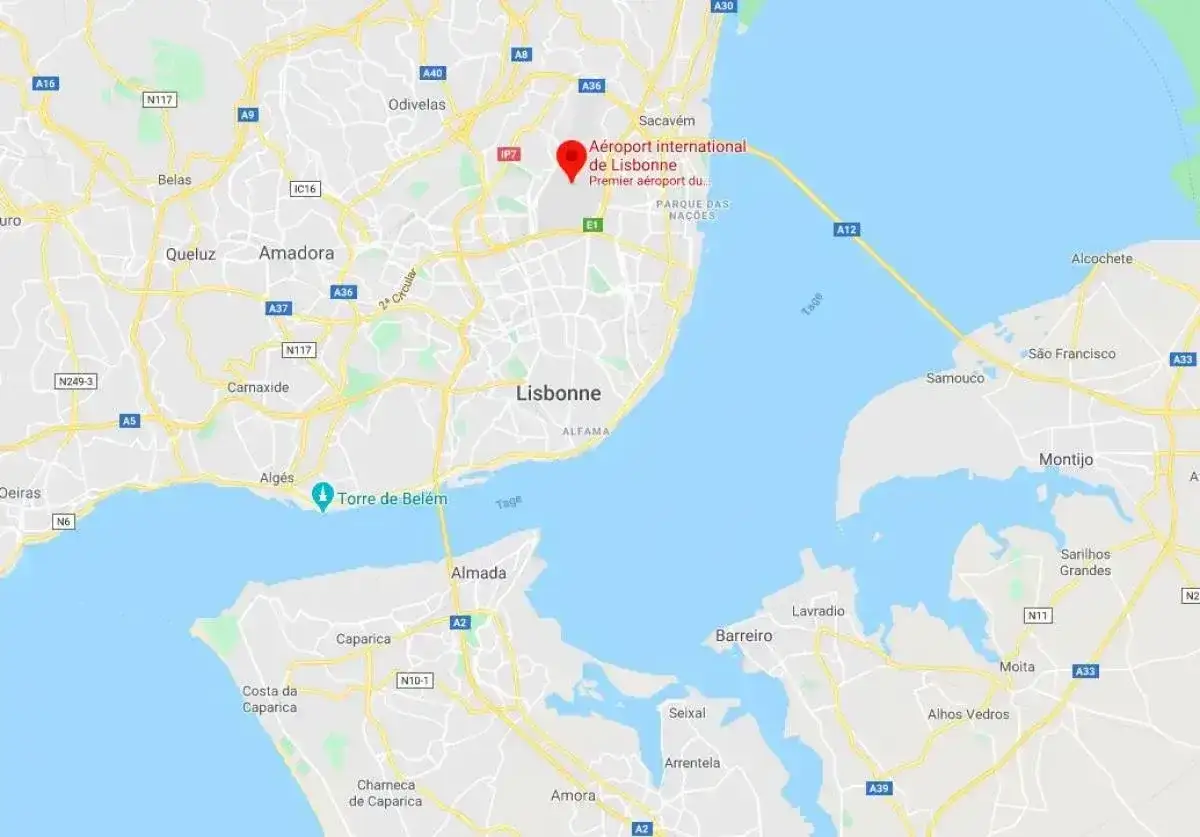 Mapa pokazuje lotniska w Portugalii, w tym międzynarodowe lotnisko w Lizbonie.