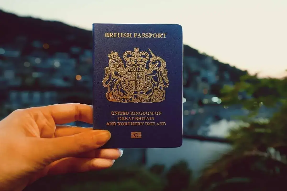Brytyjski paszport w dłoni. Zastanawiasz się, ile kosztuje ETA do UK?