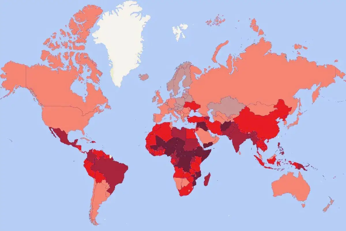 Mapa świata z zaznaczonymi odcieniami czerwieni, wskazującymi na najniebezpieczniejsze kraje świata. Ciemniejsze kolory oznaczają większe zagrożenie.