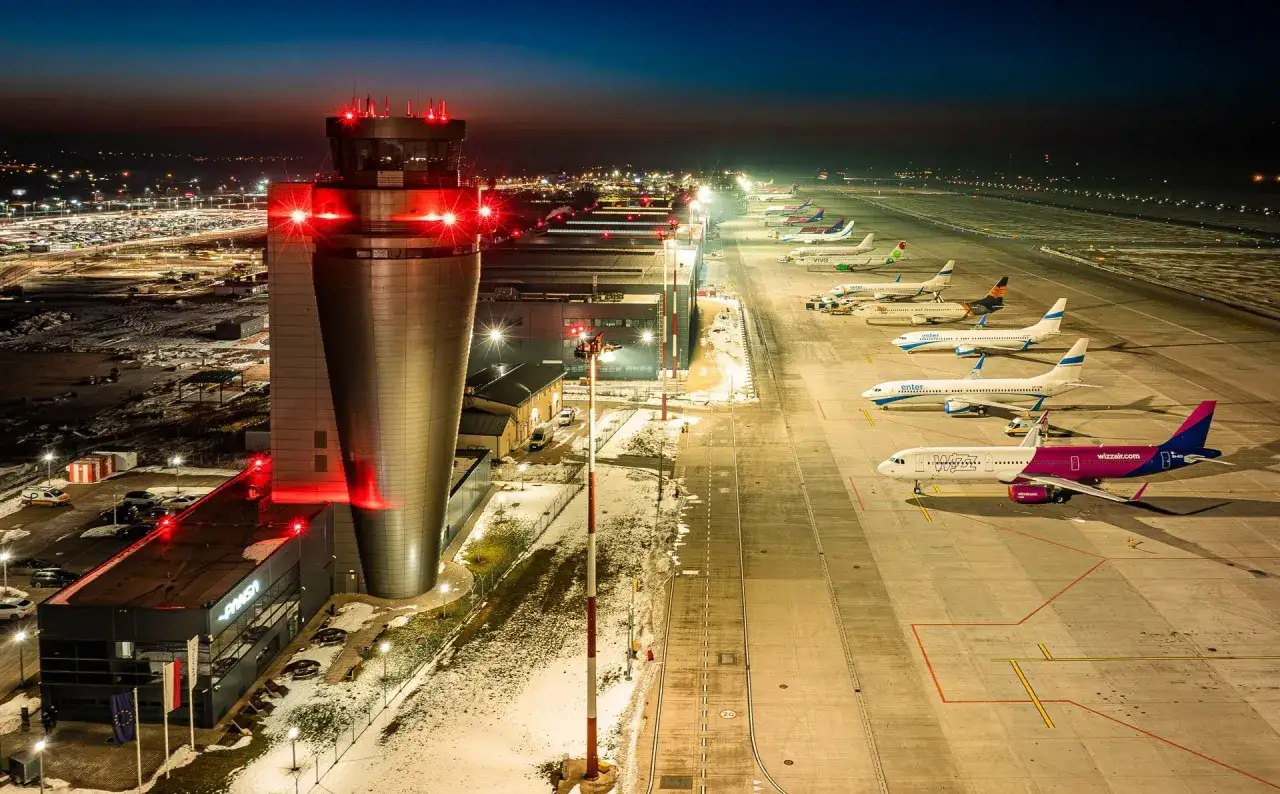Wieczorne lotnisko w Katowicach. Samoloty czekają na pasażerów, idealne na last minute z Katowic all inclusive.