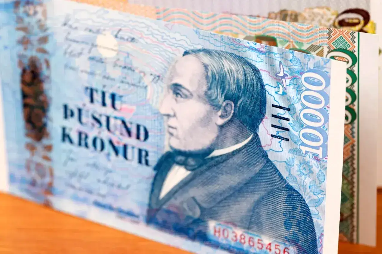 Portret mężczyzny na banknocie 10 000 koron islandzkich. Ta waluta Islandii jest symbolem bogactwa i historii kraju.
