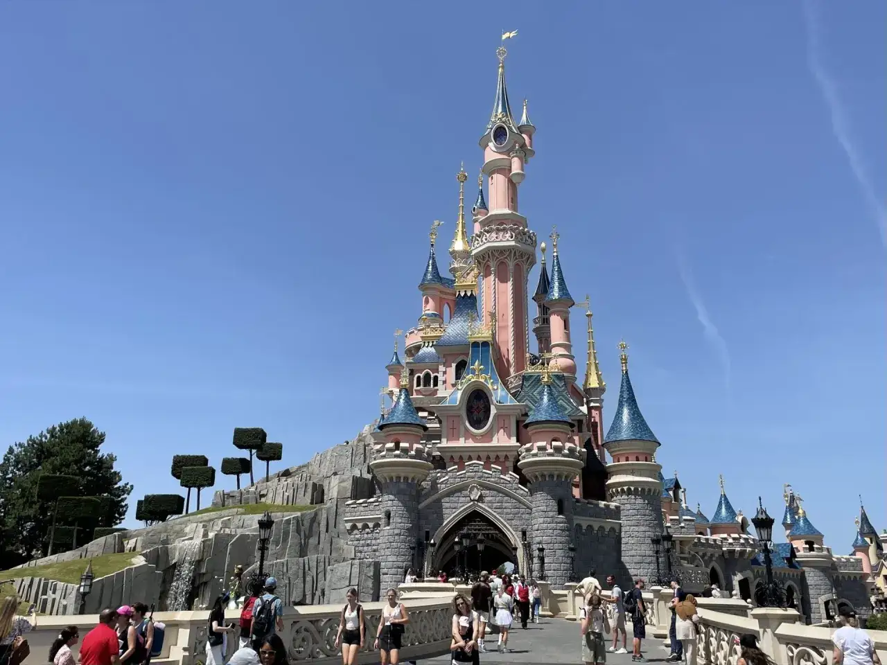 Zamek w Disneylandzie, idealne miejsce na rodzinne wakacje. Zastanawiasz się, ile kosztuje bilet do Disneylandu?