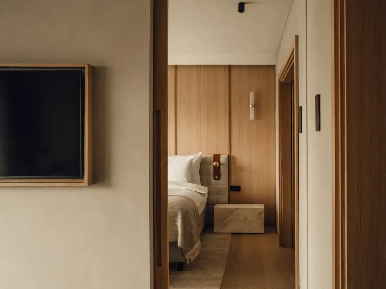 Przytulny pokój w hotelu Puro Warszawa. Drewniane wykończenia, wygodne łóżko i nowoczesny design tworzą idealne miejsce na relaks.