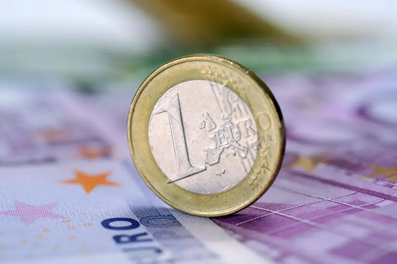 Moneta 1 euro na fioletowym banknocie. Planujesz wakacje na Teneryfie? Poznaj walutę, którą tam zabierzesz!