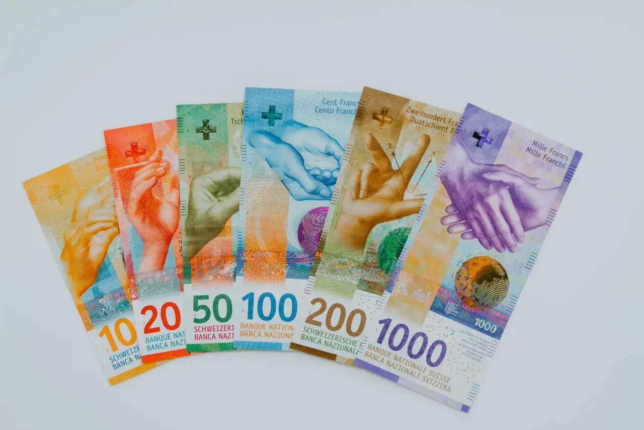 Szwajcarskie frank, waluta Liechtensteinu, w różnych nominałach: 10, 20, 50, 100, 200 i 1000.