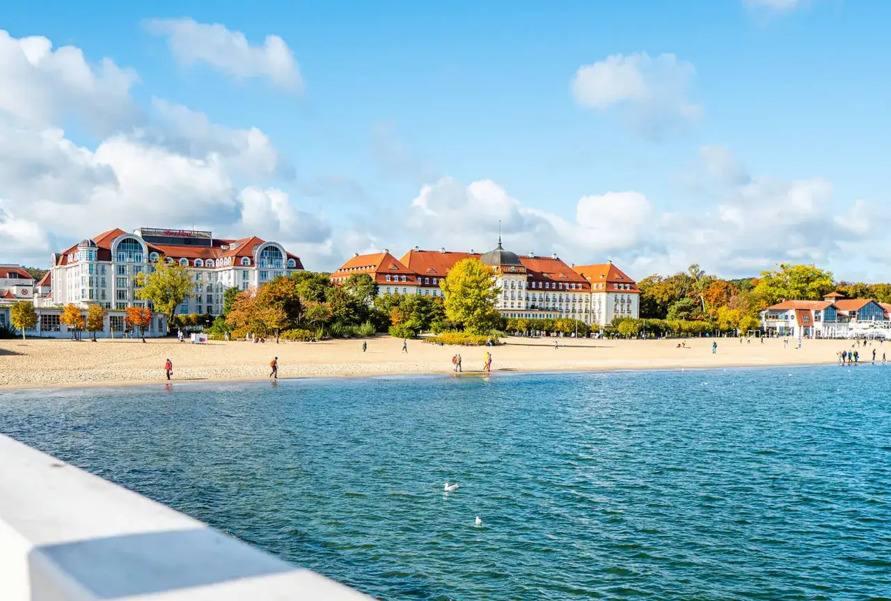 Piękne hotele nad morzem, złota plaża i błękitne niebo. Idealne miejsce, gdzie pojechać na wakacje.