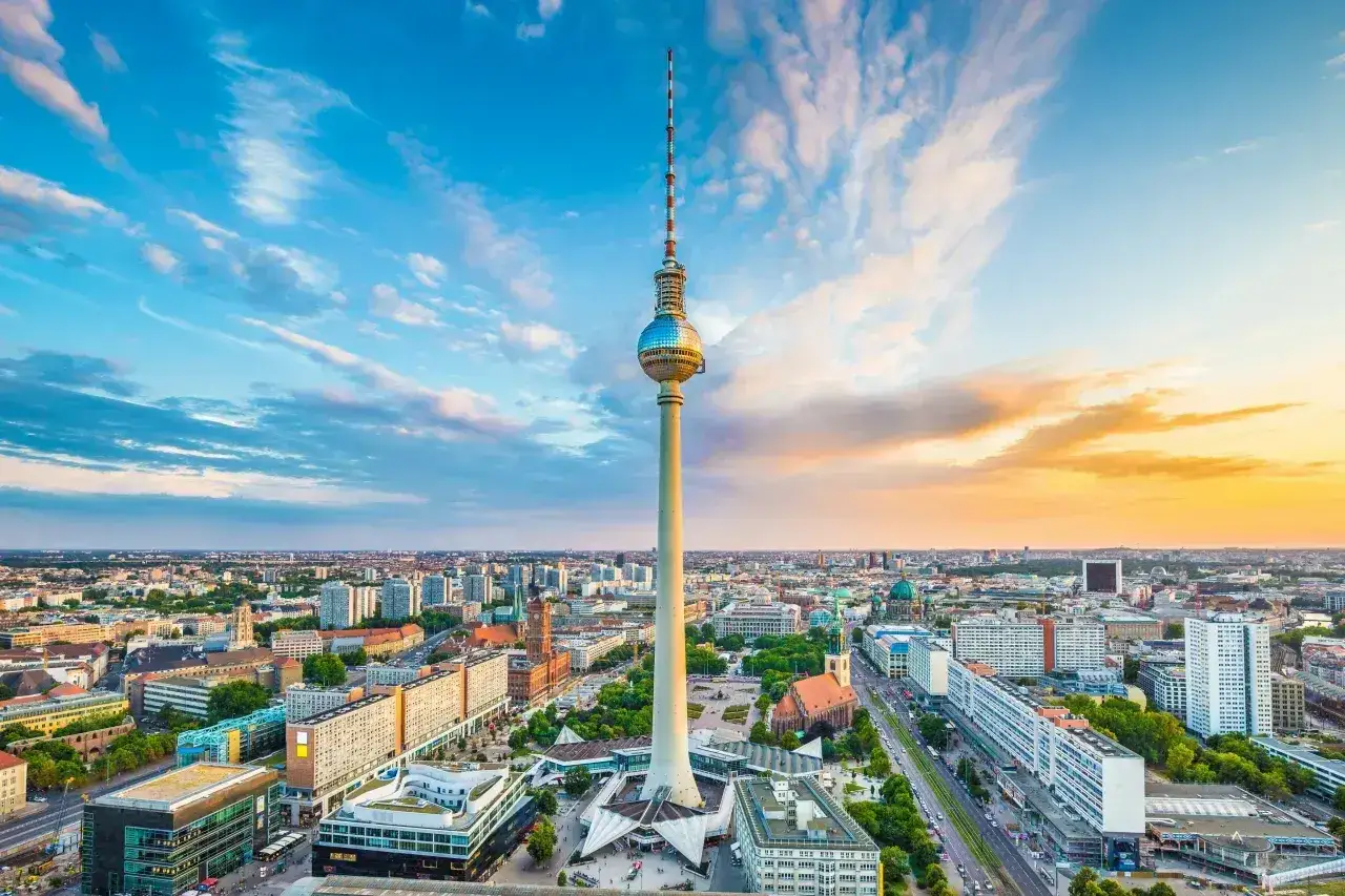 Wieża telewizyjna w Berlinie, idealne miejsce na podziwianie panoramy miasta. Sprawdź ceny biletów i zaplanuj wizytę!