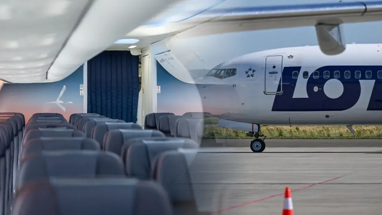 Wnętrze samolotu 737 MAX 8 linii LOT z rzędami siedzeń i widokiem na zewnątrz na biało-niebieski kadłub z logo.