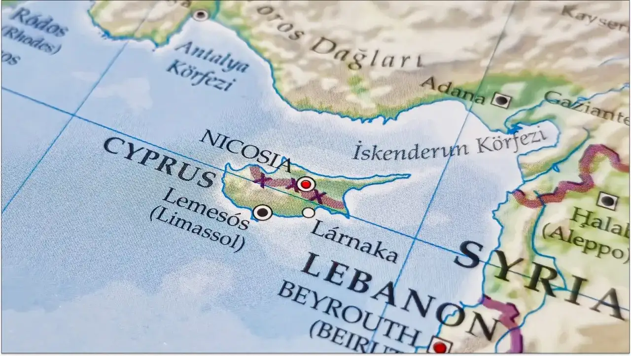 Mapa pokazuje Cypr z zaznaczonymi lotniskami. Widać też Liban i Syrię.