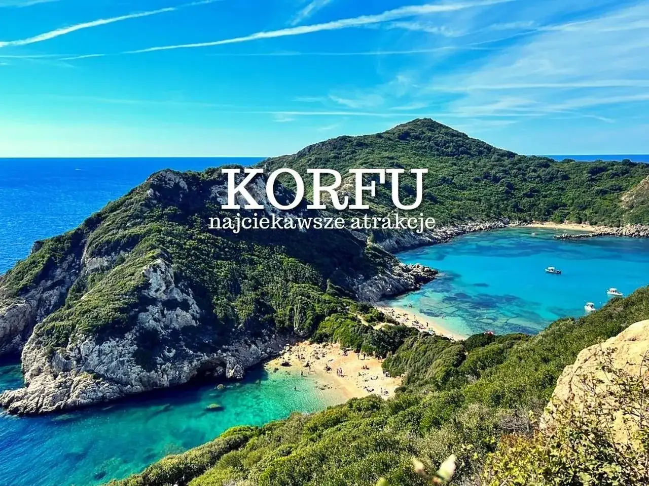 Widok na zatokę z krystalicznie czystą wodą i plażą. Idealne miejsce, by odkryć, co zobaczyć na Korfu.