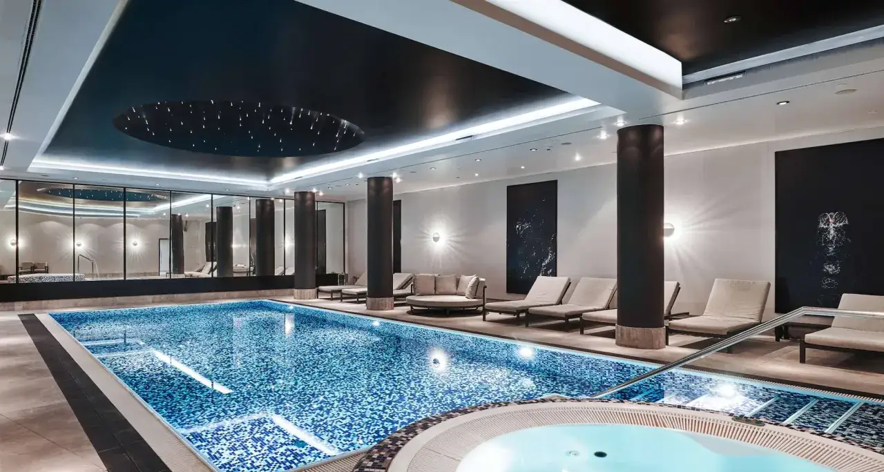 Basen i jacuzzi w Radisson Collection Hotel Warsaw. Relaks w nowoczesnym spa z leżakami i gwiazdami na suficie.